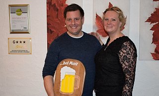 Das Schild "Bei Matt ist es nett" haben die Kegelbrüder dem leidenschaftlichen Koch zum 40. Geburtstag geschenkt. Seine Frau Stephanie freut sich besonders, über die drei Sterne, die ihr Gasthof bekommen hat. - Anja Ebner