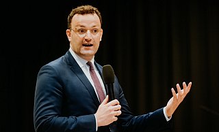 Etwa eine Stunde lang spricht Jens Spahn zunächst auf einer CDU-Veranstaltung in Hövelhof über die Corona-Situation, danach vor Parteifreunden in Bad Lippspringe. - Besim Mazhiqui