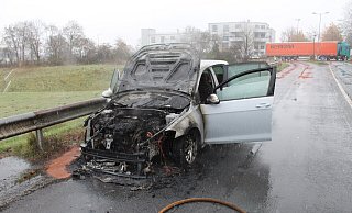 Der Fahrer konnte noch rechtzeitig rechts ranfahren und sich selbst aus dem brennenden Auto retten. - Anastasia von Fugler