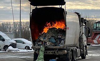 Nachdem die Besatzung des Müllwagens in Nörde Rauch im Laderaum bemerkt hat, fuhr sie den Wagen auf einen sicheren Platz, um dort die brennende Ladung löschen zu können. - Kreispolizeibehörde Höxter