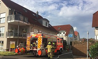 Mit einem Großaufgebot war die Padeborner Feuerwehr zu dem Zimmerbrand ausgerückt. - Feuerwehr Paderborn