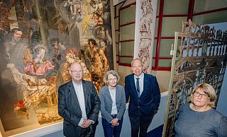 Generalvikar Alfons Hardt (v. l.), Kuratorin Karin Wermert, Museumsdirektor Christoph Stiegelmann und Kuratorin Christiane Ruhmann vor dem restaurierten barocken Altargemälde aus dem paderborner Dom. - Besim Mazhiqi