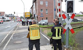 Feuerwehrleute am Bahnübergang in Schloß Holte. - Charlotte Mahncke