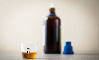 Die meisten Hustenstiller überzeugen im Test nicht: Ihre Wirksamkeit ist wissenschaftlich kaum belegt und Risiken wie Abhängigkeit oder Nebenwirkungen sind möglich. - Christin Klose/dpa-tmn