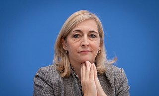 Ministerin Warken will jetzt vor allem bei den Klinik-Vergütungen sparen. (Archivbild) - Soeren Stache/dpa