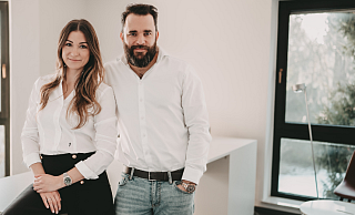 Für sie zählt Klasse statt Masse: Jil Widditsch und Richard Haakshorst. - 2H Immobilien
