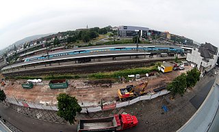 Die Ladenzeile am Hauptbahnhof ist komplett abgerissen. Jetzt wird das Grundstück entwidmet, ehe 2022 der Hotelbau beginnen kann. - Wolfgang Rudolf