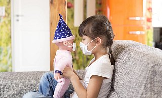 Räumliche Trennung wird gefordert. Vor allem kleinere Kinder sollten aber eben nicht länger ganz allein in ihr Zimmer verbannt werden, sagt eine Expertin. Sie brauchen Nähe und Trost, gerade in Krisenzeiten. - imago images/Westend61