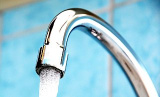 Kühl und erfrischend: Das Trinkwasser aus dem Wasserhahn ist ein wertvolles Lebensmittel. Vielerorts kommt es aber immer wieder zur Knappheit. - David Schellenberg