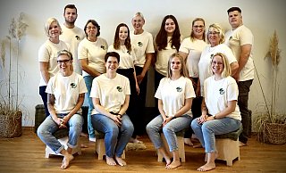 Das gesamte Team der Kita Baumhaus freut sich auf zahlreiche Besucher beim Tag der offenen Tür am Samstag, 26. Oktober, von 11 bis 16 Uhr (hinten von links): Sarah Gierke, Marvin Diesing, Monika Knop, Roxanne Vössing, Uta Grote, Eleonora Staletovic, Sina Petermann, Gabriele Klinke, Hendrik Ripsam sowie (vorne von links) Meike Becker, Nadine Darley, Nicole Kriwet und Norina Kronenberg. - Projekt Begegnung