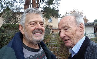Jürgen Weitkamp (r.) und Hans-Gerhard Jahn verbindet seit drei Jahrzehnten die Freude über die Wiedervereinigung. - Reinhard Günnewig Jürgen Weitkamp (r.) und Hans-Gerhard Jahn verbindet seit drei Jahrzehnten die Freude über die Wiedervereinigung. - Reinhard Günnewig