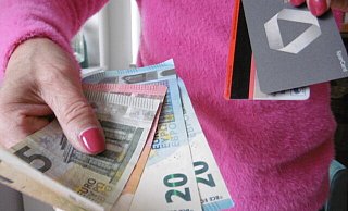 Wer unterwegs einkaufen oder einkehren will, sollte am besten Bargeld und Plastikkarte/Smartphone dabeihaben. - Reinhard Günnewig