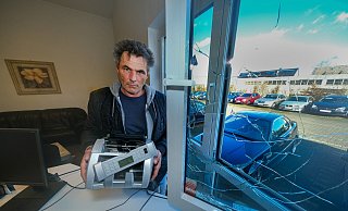 Frank Powilleit in seinem Büro mit der zerstörten Fensterscheibe und der demolierten Geldzählmaschine. - Andreas Zobe