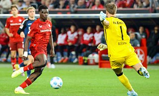 SCP-Torhüter Pelle Boevink hat den Ball verloren. FCK-Stürmer Ragnar Ache (l.) angelt sich das Spielgerät und netzt zum 1:0 ein. - Imago Images