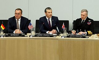 Der deutsche Verteidigungsminister Boris Pistorius (l) und die anderen Alliierten müssen nun auf die Ansagen von Pete Hegseth reagieren. - Omar Havana/AP/dpa