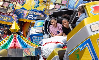Maryam und Kimisha aus Paderborn drehen auf der Lunapark-Kirmes rasante Runden im "Break Dancer". - Niklas Tüns