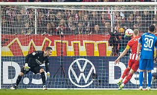 Union-Torschütze Sven Michel (M) wünscht sich seinen Ex-Club Paderborn als nächsten Pokalgegner. - Andreas Gora/dpa