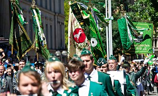 Das Schützenfest in Hannover. Mit rund 10.000 Teilnehmern gilt der Aufmarsch als der weltweit größte Schützenfest-Umzug. - Swen Pförtner/dpa