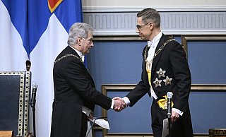 Der amtierende Präsident Sauli Niinistö (l.) begrüßt das neue Staatsoberhaupt Alexander Stubb. - Heikki Saukkomaa/Lehtikuva/dpa