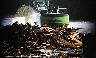 Über mehrere Löschrohre und eine Drehleiter wurde der Brand unter Kontrolle gebracht. Firmenfahrzeuge zogen den Müllberg schließlich noch auseinander, um Glutnester sichtbar zu machen. - Charlotte Mahncke