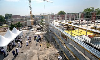 In Pagodenzelten feiern die Besucher die Grundsteinlegung. Rechts entsteht das Haus A, ein zweigeschossiger Bau. - Andreas Frücht In Pagodenzelten feiern die Besucher die Grundsteinlegung. Rechts entsteht das Haus A, ein zweigeschossiger Bau. - Andreas Frücht