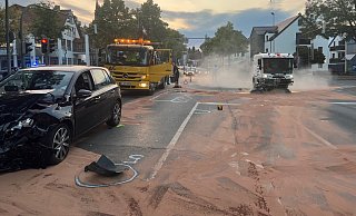 Ein Fahrzeugwrack steht noch mitten auf der Kreuzung. Für die aufwendigen Aufräumarbeiten war die Vollsperrung notwendig. - Paul Brinkmann