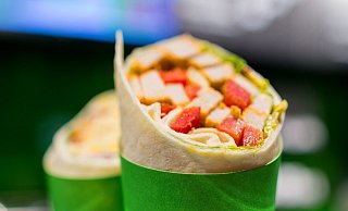 Der hier ist richtig voll, aber viele der untersuchten Wraps beim Marktcheck der Verbraucherzentralen waren viel Teig mit Soße - und wenig Füllung. - Rolf Vennenbernd/dpa/dpa-tmn