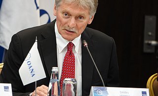 Kremlsprecher Dmitri Peskow redet auf der Generalversammlung der Organization of Asia-Pacific News Agencies (OANA), ein Zusammenschluss von Nachrichtenagenturen der Unesco-Staaten in der Asien-Pazifik-Region. - Ulf Mauder/dpa