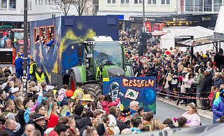 Für das jecke Treiben während der großen Karnevalsparade in Paderborn werden Straßesperrungen und Parkverbote im Bereich der Innenstadt eingerichtet. (Archivbild) - Niklas Tüns