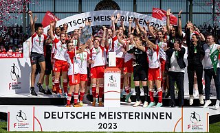 Die Spielerinnen von München jubeln nach dem Spiel mit der Meisterschale. Nun startet die Frauen-Bundesliga in die neue Saison. - Sven Hoppe/dpa