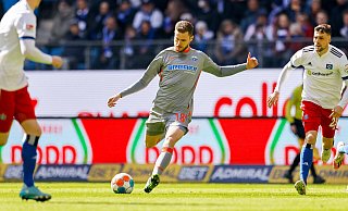 Dennis Srbeny nimmt in dieser Szene Maß und trifft schon nach 45 Sekunden zur Paderborner 1:0-Führung in Hamburg. - Imago Images