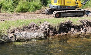 Die Werre wird am Rischmüllerufer renaturiert. Dafür trägt der Bagger die Betonelemente ab, um dem Fluss mehr Platz zu geben. - Susanne Barth