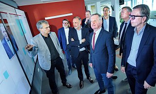 Chefredakteur Thomas Seim (v. l.) und sein Stellvertreter Carsten Heil mit den Klinikchefs Mathias Kreft, Johannes Hütte, Georg Rüter, Matthias Ernst, Christian Jostes und Olaf Bornemeier im Newsroom. Michael Ackermann wurde per Videokonferenz zugeschaltet. - Barbara Franke