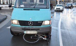 Das Fahrrad steckte beim Eintreffen der Polizei noch unter dem Auto fest. - Polizei Herford
