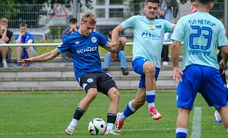 Tom Krüger (l.) und Arminias U21 möchten auch nach dem kleinen Derby in Verl ungeschlagen bleiben. - az