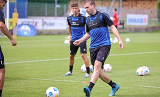Robert Leipertz, hier im Sommer-Trainingslager in Tirol, muss auch im Heimspiel gegen seinen Ex-Klub Schalke passen. Teamkollege Marcel Hoffmeier (hinten) hatte am Dienstag Verletzungspech im Training, dürfte aber einsatzbereit sein. - Oliver Krato