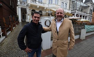 Carlo Dimitrakelos ist der neue Chef in der Villa Q. Eigentümer Boris Frankowski freut sich über den neuen Leiter des Restaurants am Inowroclawplatz. - Jörg Stuke
