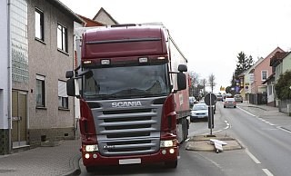 Lkw rauben vielen Autofahrern in Ortschaften häufig den letzten Nerv. - Symbolfoto/picture alliance