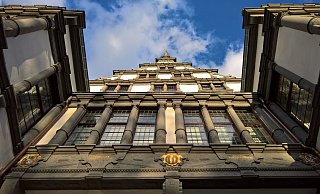 Hinter der Fassade des Historischen Rathauses trifft sich der Rat der Stadt Paderborn, doch coronabedingt finden die Sitzungen momentan im Schützenhof statt. - Hans-Hermann Igges