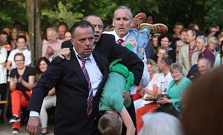 Das Kleinkunst-Festival lockt seit 2002 jedes Jahr Hunderte Besucher auf die Aqua Magica, die mit allem rechnen müssen. 2016 schleppte das Trio "Three of a Kind" einen Zehnjährigen aus dem Publikum quer durch die Manege. - Ulf Hanke