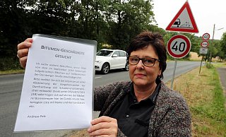 Bitumen-Geschädigte gesucht: Heike Breipohl, Inhaberin der Bäckerei Bürenkemper im Combi-Markt an der Dornberger Straße und Anwohnerin, unterstützt die Unterschriften-Initiative eines anderen Anwohners. Seit Monaten klagen Autofahrer über Lackschäden durch auffliegende Splitt- und Bitumenteile. Aufgrund des unsachgemäß aufgebrachten Straßenbelags wurde Tempo 40 angeordnet. - Wolfgang Rudolf