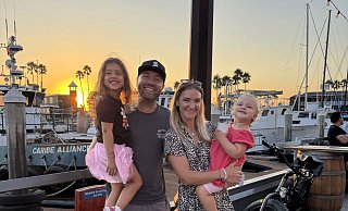 Tobias und Julia Kutz mit ihren in den USA geborenen Kindern Hailey (l.) und Zoe am Yachthafen von Redondo Beach. Ihr Wohnhaus ist ganz in der Nähe. - Familie Kutz