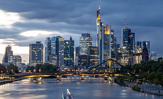 Frankfurter Skyline: Mehrere Banken habe große Mietverträge für neue Büros abgeschlossen. (Archivbild) - Boris Roessler/dpa
