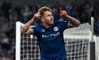 Arminias Jonny Grodowski feiert seinen insgesamt vierten Zweitligatreffer (drei davon für Arminia) mit seiner bekannten Stier-Pose. - Teresa Kroeger