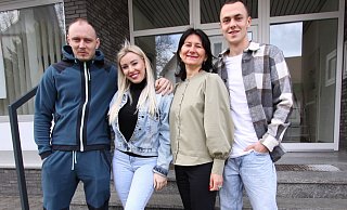 Mykhailo Havrylenko (v. l.), Anzhelika Rifert, Marija Miliuschaite und Max vor der Gemeinschaftspraxis an der Löhner Straße. - Björn Kenter