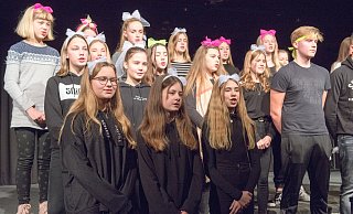 Die Klasse 10 lemon und der Darstellen&Gestalten-Kurs der Klasse 8 singen „Swing low sweet Chariot“. - Ralf Bittner