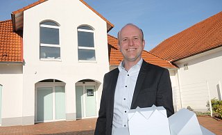 Präsentiert ein Modell: Eric Strathmann hatte schon vor Jahren Pläne für ein Haus der Gesundheit. - Sylvia Tetmeyer