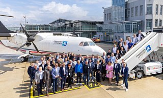 Eine Gruppe von Unternehmern und Unterstützern präsentiert stolz die neue Fluglinie Skyhub PAD am Flughafen Paderborn/Lippstadt. - Niklas Tüns