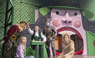 Fabelhafte Welt: Alexander Stürmer (v. l.), Charlotte de Montcassin, Michael Schrodt, John Wesley Zielmann und Jan Hille in der Bielefelder „Zauberer von Oz“-Inszenierung. Foto: Philipp Ottendörfer - Philipp Ottendoerfer+41794025633+4917699032030mail@ottendoerfer.com