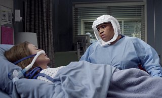 Doktor Bailey (Chandra Wilson, r.) wacht über die durch Corona komatöse Doktor Grey (Ellen Pompeo). - picture alliance